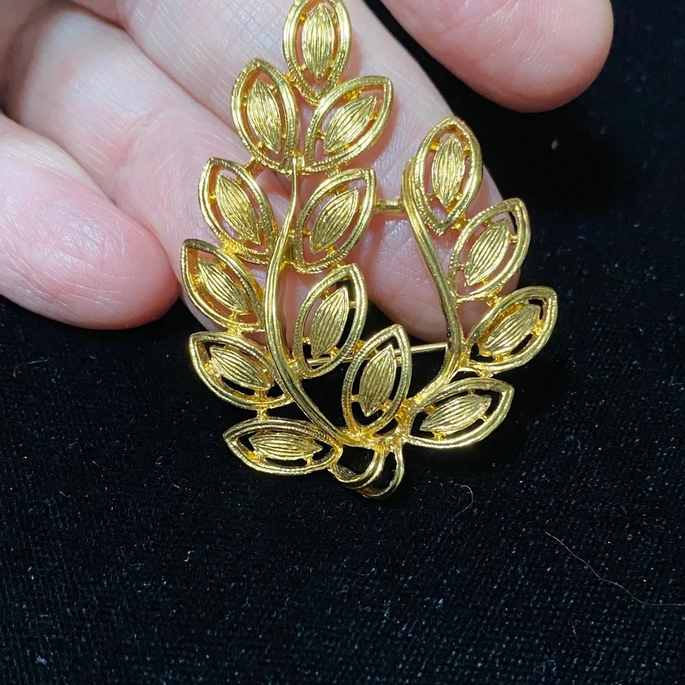 Elegant vintage Napier Gold Leaf Brooch pin